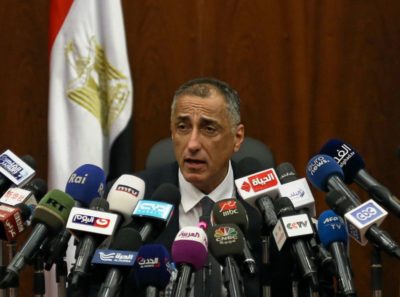 © Reuters. محافظ المركزي: المصريون سحبوا 30 مليار جنيه من البنوك في 3 أسابيع